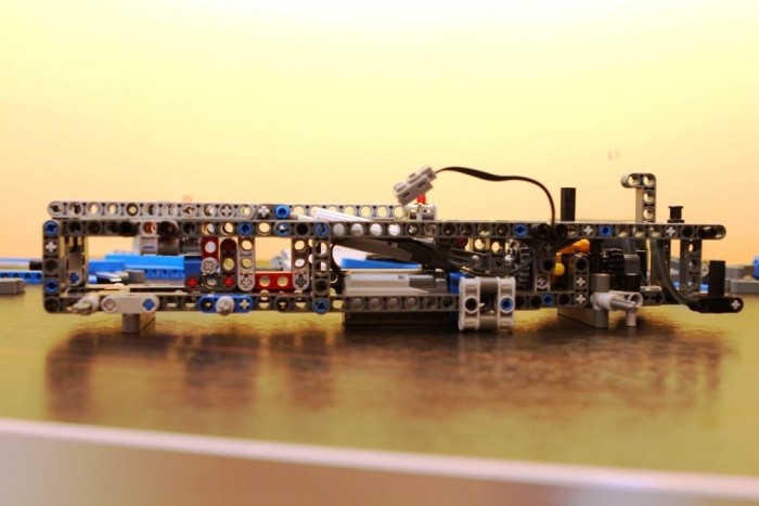 Félpótkocsis billencsből konténeres önrakodó 11 | Vezess A váz szinte szabályos téglatest