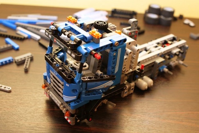 Félpótkocsis billencsből konténeres önrakodó 12 | Vezess A fényhíd és a távfények a helyükön, a piros tengelyekre kerülnek a tükrök