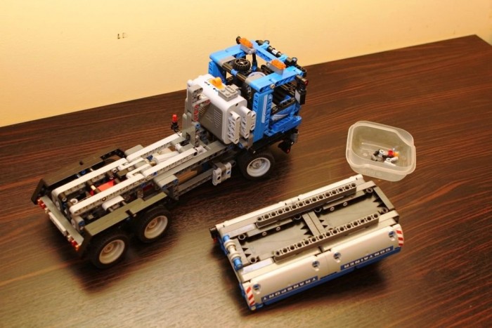 Félpótkocsis billencsből konténeres önrakodó 13 | Vezess Kész is az összes darab. A kis dobozban a tartalék alkatrészek