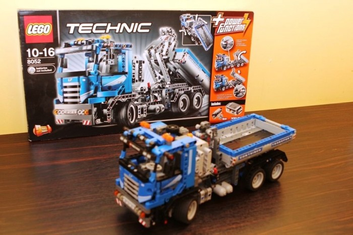 Félpótkocsis billencsből konténeres önrakodó 6 | Vezess A kész teherautó és a doboza