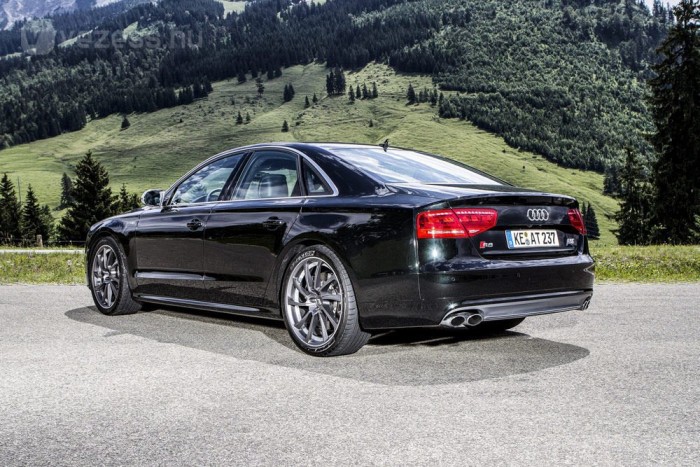 Öltönyös rambó 6