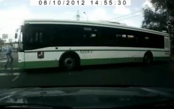 A homloklemeznél fogva nem lehet megállítani egy autóbuszt