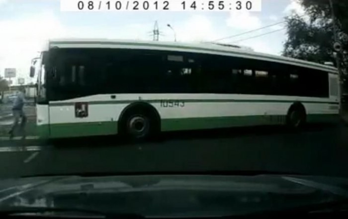 A homloklemeznél fogva nem lehet megállítani egy autóbuszt