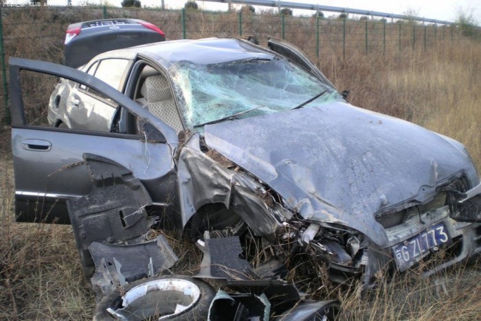 Autóbalesettel a szomorúság ellen