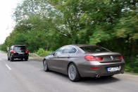 Hosszú, széles és lapos. A Porsche Panameránál 2,6 centivel alacsonyabb a BMW, tengelytávja 11,3 centivel nagyobb, mint a kétajtós 6-osé