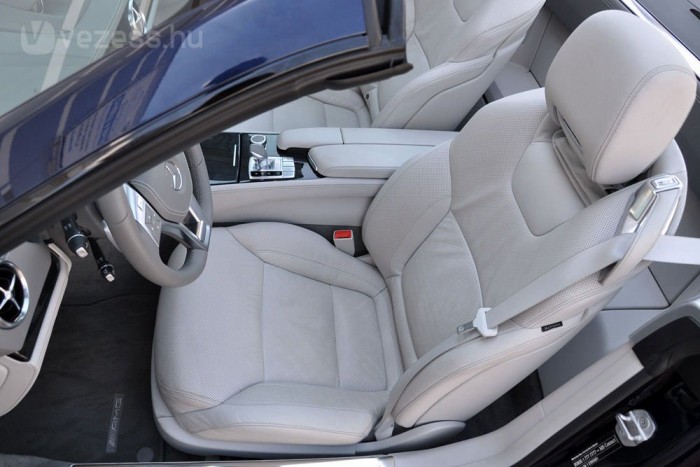 640d, 350 SL, Land Cruiser V8: luxus, háromféleképpen 14 | Vezess Sportosan mélyre engedhető az SL ülése. A bőrkárpit bevonata visszaveri a napsugarakat, hogy kevésbé forrósodjon fel az ülés