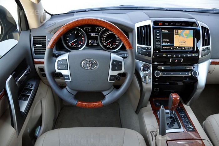 640d, 350 SL, Land Cruiser V8: luxus, háromféleképpen 18 | Vezess Kijelző mutatja, merre állnak igazából a kerekek