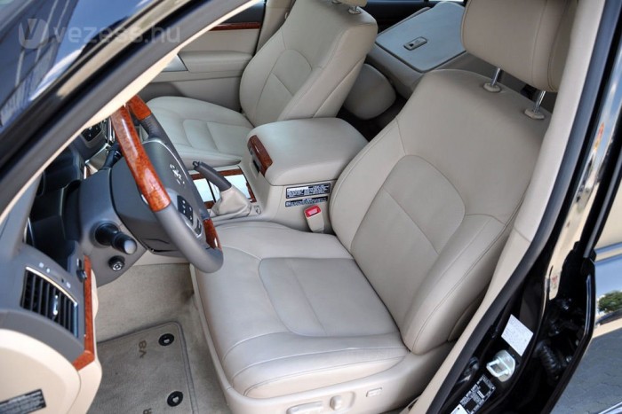 640d, 350 SL, Land Cruiser V8: luxus, háromféleképpen 19 | Vezess Nem sokat tart, de illik az autó hangulatához a trónus