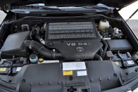 1600 és 2800 között 650 Nm a V8-as dízelmotor nyomatéka. A hajómotorok nyugalmával rotyog a V8