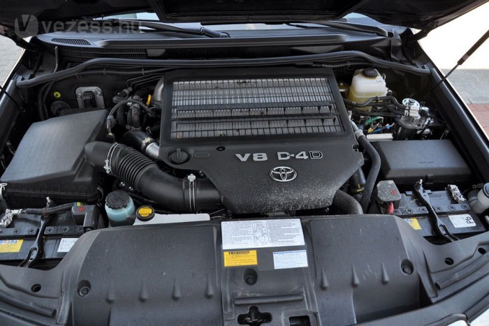 640d, 350 SL, Land Cruiser V8: luxus, háromféleképpen 21 | Vezess 1600 és 2800 között 650 Nm a V8-as dízelmotor nyomatéka. A hajómotorok nyugalmával rotyog a V8