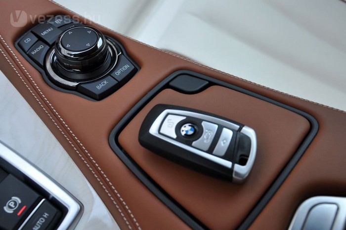 640d, 350 SL, Land Cruiser V8: luxus, háromféleképpen 9 | Vezess Csak plusz 313 ezer forintért hajlandó az autó felismerni a slusszkulcsot és nyitni az ajtókat. Aki sóher, az nyomkodhatja a lakatot