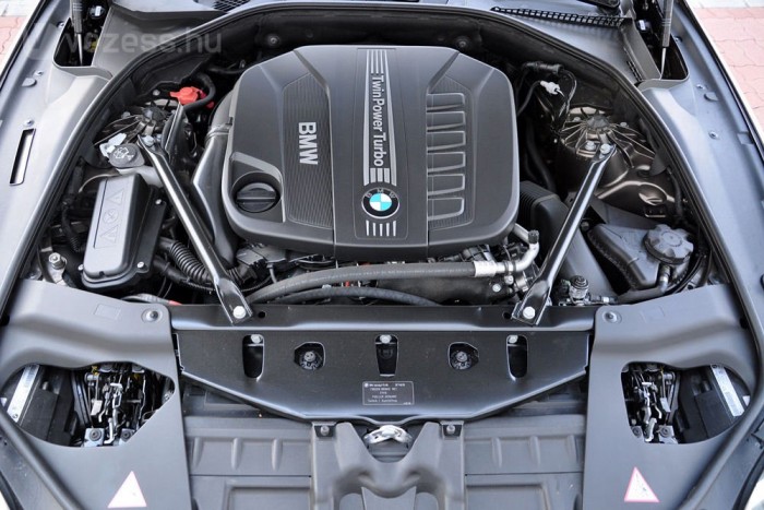 640d, 350 SL, Land Cruiser V8: luxus, háromféleképpen 10 | Vezess 1500-tól megkapjuk a 630 Nm-es nyomatékot, a soros hathengeres dízel 313 lóerős és 5000 fölé forgatható