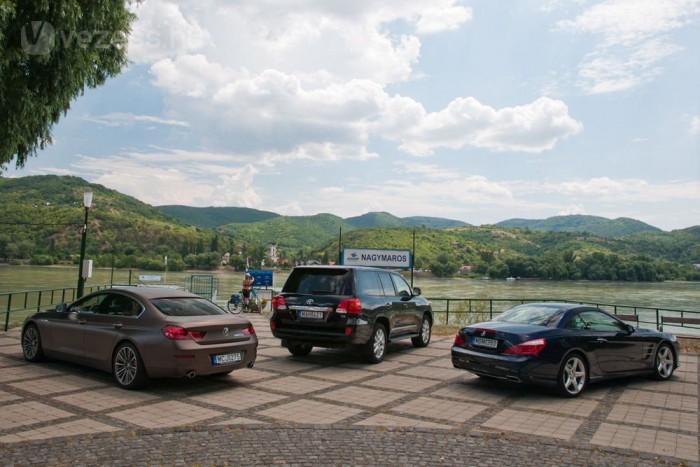 640d, 350 SL, Land Cruiser V8: luxus, háromféleképpen 20 | Vezess Nálunk 6 és 12,8 liter között fogyasztott a 640d Gran Coupé. Országúton andalogva az SL 350 képes 6,9 literrel eljárni, pedig benzines és 306 lóerős, a maximum városban 18 liter. 2,6 tonnányi Land Cruisert nehéz mozgatni, ezért fogyaszt legalább 9,4 és maximum 18 litert a V8-as dízel