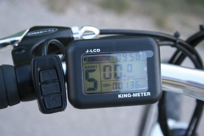 Sebesség, megtett távolság, átlagsebesség, fokozat-kijelzés - ennyit tud a számítógép. Sajnos nem világít