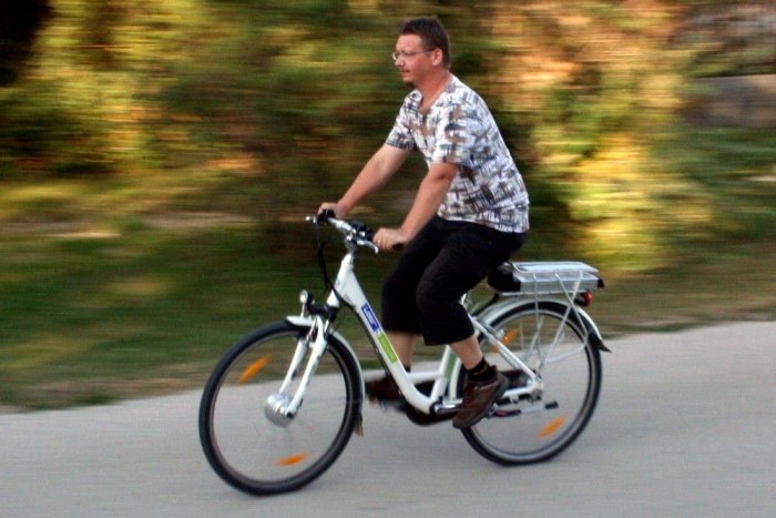 25 km/h sebességig él az elektromos elsőkerék-hajtás, ha elérjük, biztonsági okokból leáll a rásegítés