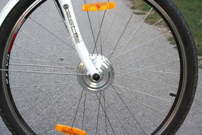 Összkerékhajtású bicikli, hátul emberi, elöl villanyos erővel