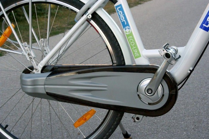 A láncburkolat hasznos, de kellemetlenül zörög. Ha a sajátom lenne, lehajítanám róla