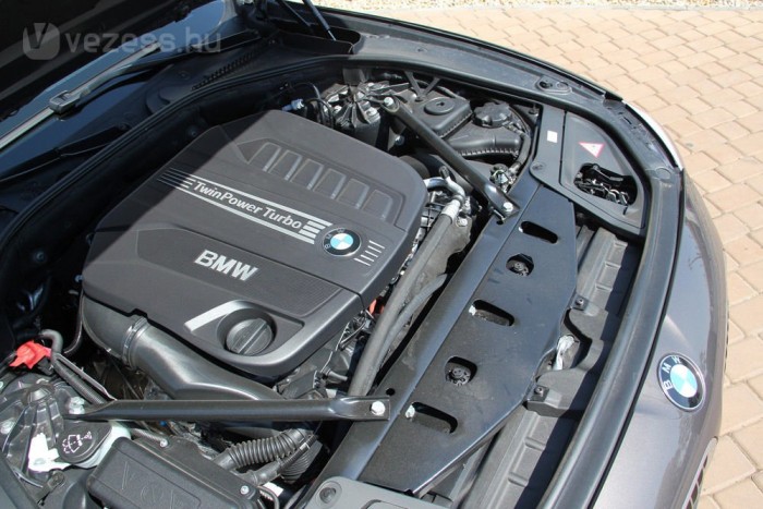 Teszt: BMW 535d xDrive Touring 4 A kettős feltöltéssel mindenütt túlerőben van a motor és dízel létére 5200-at forog. A könnyen felpörgő kisebbik feltöltővel jó a gázreakció, a nagyobb pedig annyi levegőt gyömöszöl az égéstérbe, hogy a mellé belőtt gázolajból kijön a 313 lóerős csúcsteljesítmény