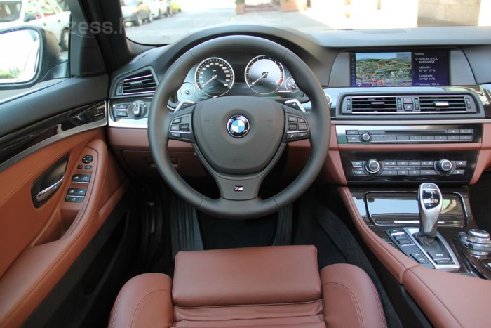 Bőrillat, kitűnő anyagok, jó ergonómia. Mi kellhetne még?