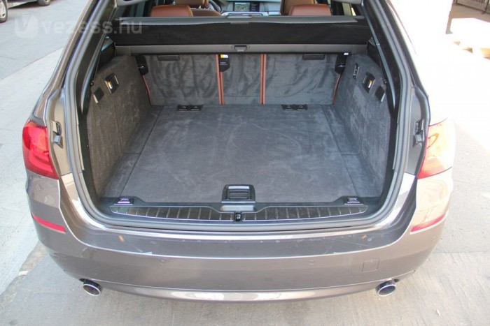 Felárért hét pozícióban rögzíthetők a háttámlák, amivel 560-ról 590 literre növelhető a csomagtér. Ebben az állásban a hátsó támlák kényelmetlenül meredeken állnak, de legalább le lehet csukni az ajtót