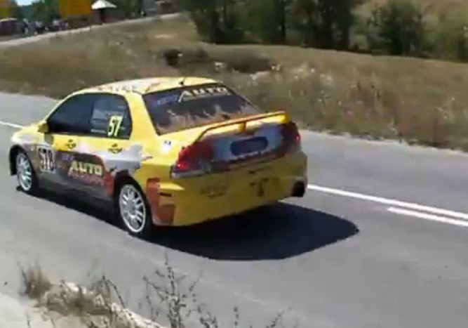 Embertömegbe hajtott a raliautó