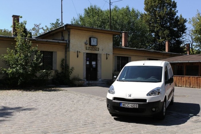 Peugeot Partner a híd lebombázása óta szegedi összeköttetés nélkül maradt újszegedi vasútállomáson