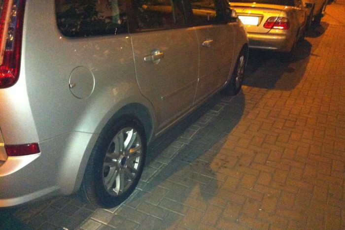 Az Opel előtt parkoló Ford kerekei pont a vonalon állnak. Ezt is rendben találták