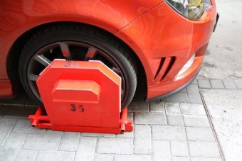 Ön szerint miért bilincselték meg ezt az autót?