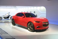 Nem vadonatúj, hiszen idén januárban, a Detroiti Autókiállításon mutatták be, de mit sem vesztett frissességéből a Chevrolet Code 130R tanulmány. Készítéséhez a benzin-elektromos Volt műszaki elemeit használták fel, de ahogy kinéz, hagyományos hajtáslánccal sem vallana kudarcot