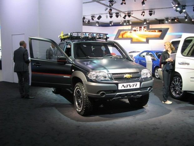 Jó csajok a Moszkvai Autószalonról 6 | Vezess Itthon csak hírből ismerjük, az oroszok járnak vele. Chevrolet Niva, Lada Niva alapokon