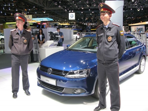 Jó csajok a Moszkvai Autószalonról 7 | Vezess A kiállításon tömegével cirkáló egyenruhások közül megkértem kettőt, álljon őrt a Jetta mellett. Gondolkodás nélkül ráálltak. Azután... (lásd következő kép)