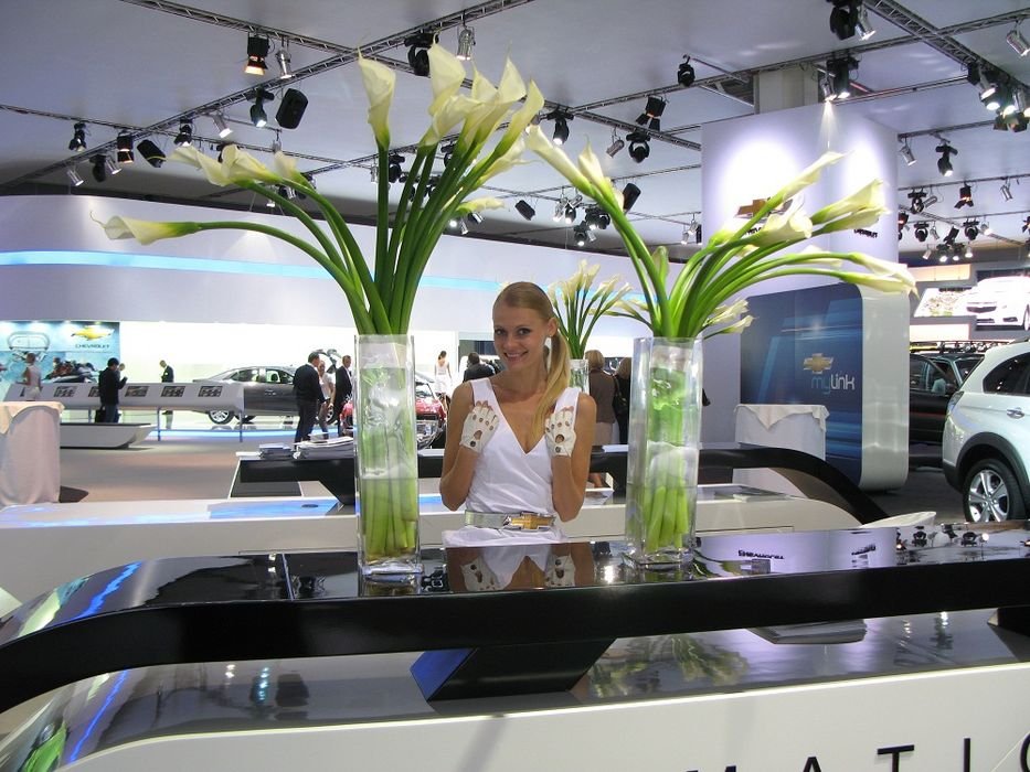 A Chevrolet stand recepciósa, virágkoszorúban