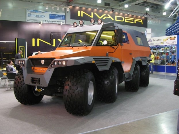 Jó csajok a Moszkvai Autószalonról 10 | Vezess Egy kis megalomániáért az oroszok sem mennek a szomszédba. A Hummer szép darab, ennek az óriásnak a neve is árulkodó: egyszerűen Sátánnak hívják. Saját tömege csaknem négy tonna, mind a nyolc kereke hajtott és kormányozható. 240 lóerős dízelmotorral 80 km/óra a legnagyobb sebessége, a fogyasztása 20 liter/100 km. Ja, és hajócsavarja is van, amivel vízen 7 km/órás sebességet érhet el