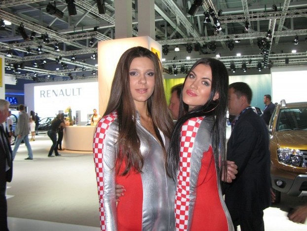 Jó csajok a Moszkvai Autószalonról 11 | Vezess Lányok úton, útfélen, és ha meglátják a fényképezőgépet, azonnal pózba vágják magukat