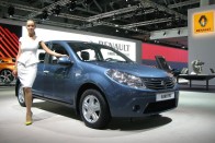 Sandero? Az ám, csakhogy nem Dacia, hanem Renault. Oroszországban nem vezették be a Dacia márkanevet, a nálunk ismert típusok mindegyike Renault embléma alatt fut (Kivéve, amit a VAZ gyárt.)