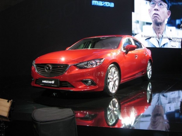Jó csajok a Moszkvai Autószalonról 8 | Vezess A Moszkvai Autókiállításon nem hemzsegtek a világújdonságok. A vadonatúj Mazda6 egy volt ezen kevesek közül. Meg is kapta a megérdemelt figyelmet