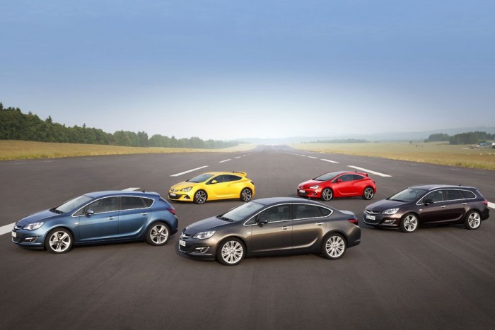 A négyajtós kivitellel egy időben a meglévő változatok is átestek egy apró face-liften, amely a hangsúlyosabb és sportosabb hűtőmaszkban, és néhány jól elhelyezett krómlécben merül ki nagyobb részt. A BiTurbo modellek megjelenése is eltérő, de mivel mindegyik változatnál más módon jelölik ezt, ember legyen a talpán aki megjegyzi. A legerősebb dízelt vörös ülésszegélyek díszítik az utastérben, valamint a kormány és a szőnyeg is eltér a többi kivitelétől. 