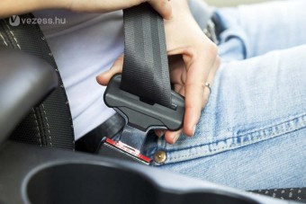 Rászállnak a biztonsági övre a rendőrök