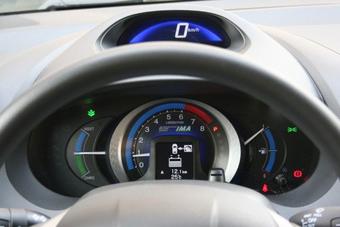 6000 kilométer a hibrid Hondával 7 A Peugeot a 208-assal kampányolt amellett, hogy milyen jó a kormány felett látni a műszereket. A Honda az Insightban már 2009-ben rájött erre