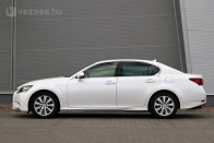 A Lexus honlapján is alig lehet megtalálni a GS250-est, mindenhol a hibrid 450h kerül előtérbe