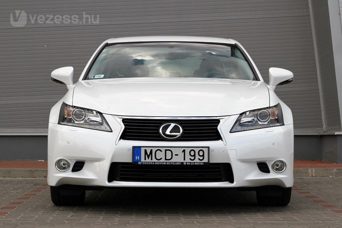 Lexus GS: csak hibridként van értelme? 97 0,26-os az alaktényező, ennek érdekében csak úgy jönnek-mennek a ravaszdi hajlítások