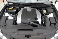 V6-os az alap benzinmotor. 209 lóereje nem érződik soknak, maximális nyomatéka 253 Nm 4800-as fordulaton