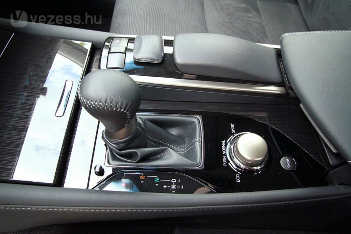 Hatfokozatú az automata váltó, és nem túl gyors