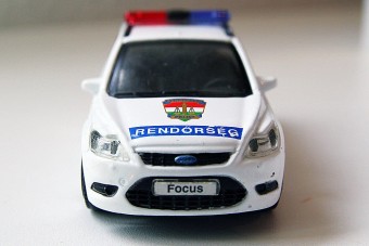 Autóval menekült a rendőrök elől egy 15 éves