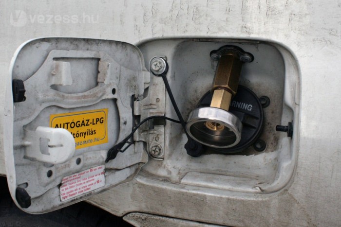 Mivel a legolcsóbb autózni? 6 | Vezess Ez nem dízel: nem évi 30-50 ezer kilométer után, hanem összesen 20-35 ezer kilométer megtétele után visszajön az átalakítás költsége, a megdrágított LPG-vel kalkulálva is