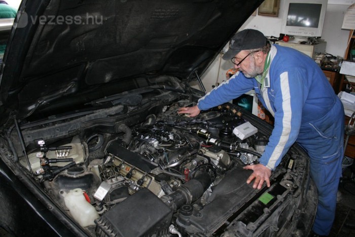 Mivel a legolcsóbb autózni? 10 | Vezess Négyhengeres, hengerenkénti befecskendezős benzines szívómotort 220-260 ezer forintból lehet átállítani autógázra, a V8 esetében nagyjából 400 00 Ft a költség