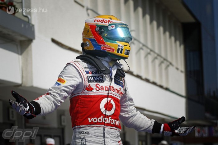 F1: Hamilton nem hagy ki egy évet