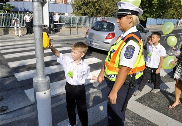 Rendőrök vigyázzák az iskolák környékét 5