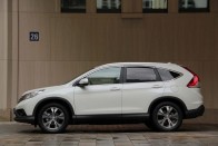 A világnak szól, kevésbé nekünk, mégis a Honda CR-V pont ettől lehet érdekes. Komoly képességű, háttérbe húzódó házi szolga, amiben ülve nem tűnünk behajtónak