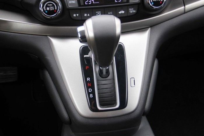 Bunkók kíméljenek! 9 | Vezess Az ötfokozatú automata ráérősen kapcsol, a benzinmotorral nem alkot jó párost, mellette látható a CR-V eget rengető újítása a térdkímélő párnázás